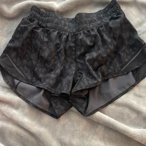 lulu lemon low rise Hotty hot 2.5” shorts